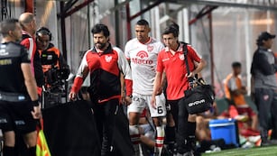 Fernando Alarcón capitán de Instituto sale lesionado en el partido contra Argentinos Juniors.