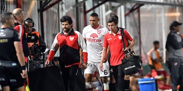 Fernando Alarcón capitán de Instituto sale lesionado en el partido contra Argentinos Juniors.
