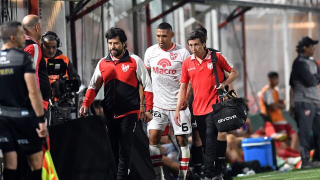 Fernando Alarcón capitán de Instituto sale lesionado en el partido contra Argentinos Juniors.
