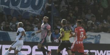 El Loco Carranza no lo puede creer. Se descuidó Instituto y Gimnasia pegó primero (Federico López Claro / La Voz).