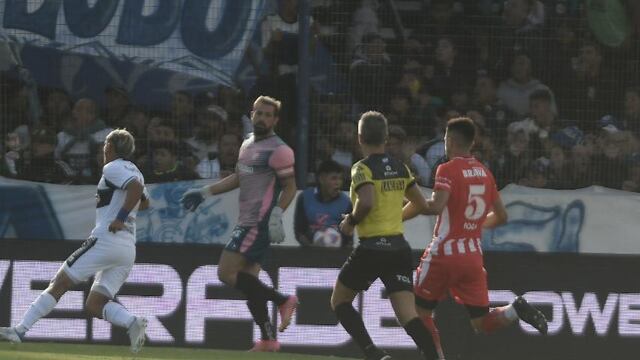 El Loco Carranza no lo puede creer. Se descuidó Instituto y Gimnasia pegó primero (Federico López Claro / La Voz).