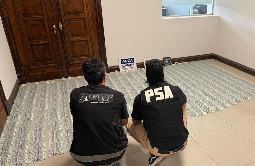 Encontraron una fortuna en dólares tras un operativo por evasión fiscal en una empresa de Córdoba