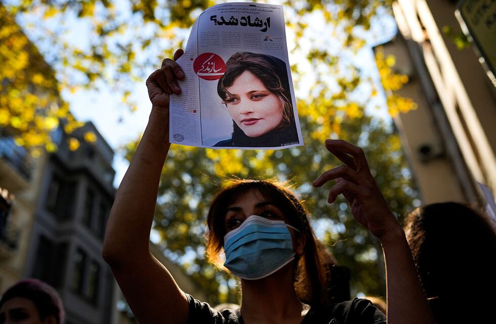 Irán: cercado por las protestas, el régimen disolvió la policía de la moral