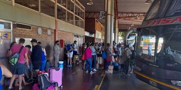 Alta demanda de pasajeros obligó a micros de media y larga distancia a recurrir a los refuerzos.
