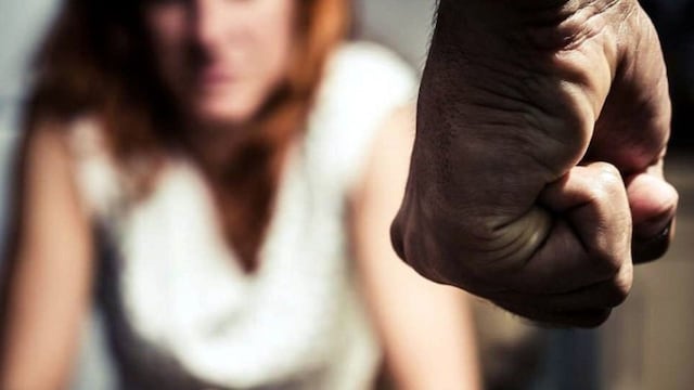 Un hombre golpeó y abusó de su esposa en pleno posparto: él y sus hermanos cómplices, condenados. (Imagen ilustrativa)