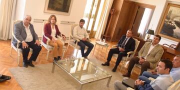 Reunión en casa de Gobierno por acueducto ganadero Monte Comán - La Horqueta