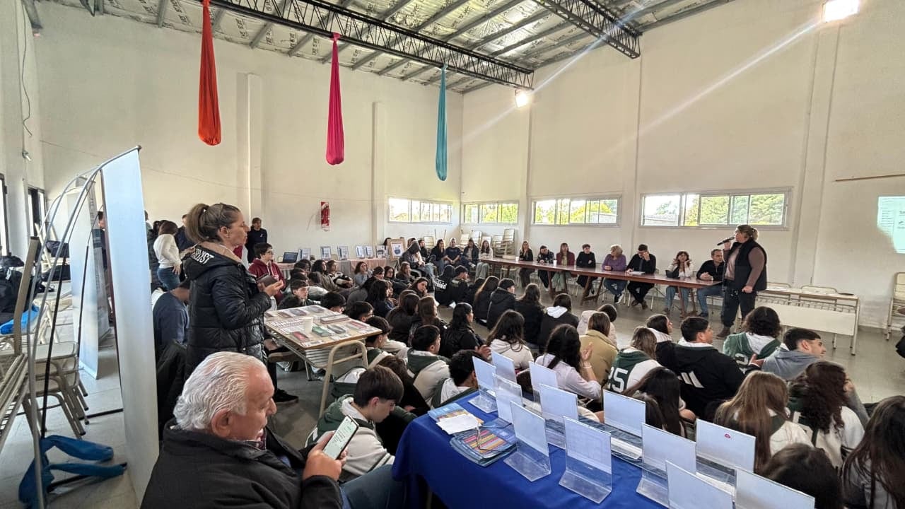 Gonzales Chaves: Se realizó la muestra de Carreras 2025 y ofertas 2026