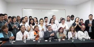 En una intervención médica sin precedentes, se realizó una cesárea de urgencia seguida de una operación a corazón abierto en el Hospital Centro de Salud.