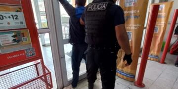 Un hombre de 42 años fue detenido tras intentar robar una amoledora.