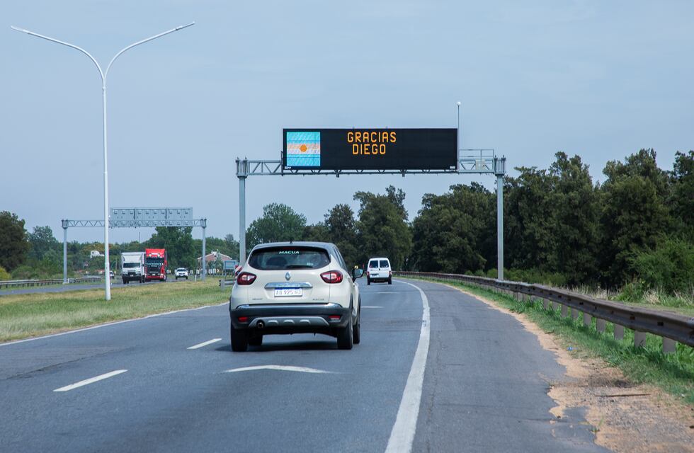 Los saludos de la Provincia y del municipio con carteles electrónicos a Maradona
