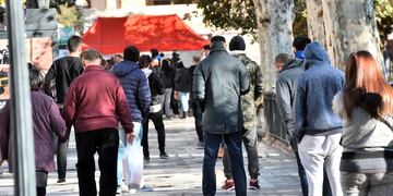 Mucha gente acudió esta mañana a puestos céntricos para testearse. Plaza San Martín. (Pedro Castillo/ La Voz)
