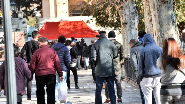 Mucha gente acudió esta mañana a puestos céntricos para testearse. Plaza San Martín. (Pedro Castillo/ La Voz)