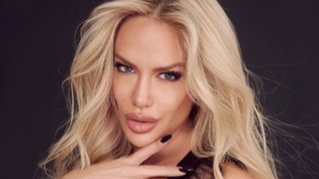 Luciana Salazar modeló de espaldas y en ropa interior