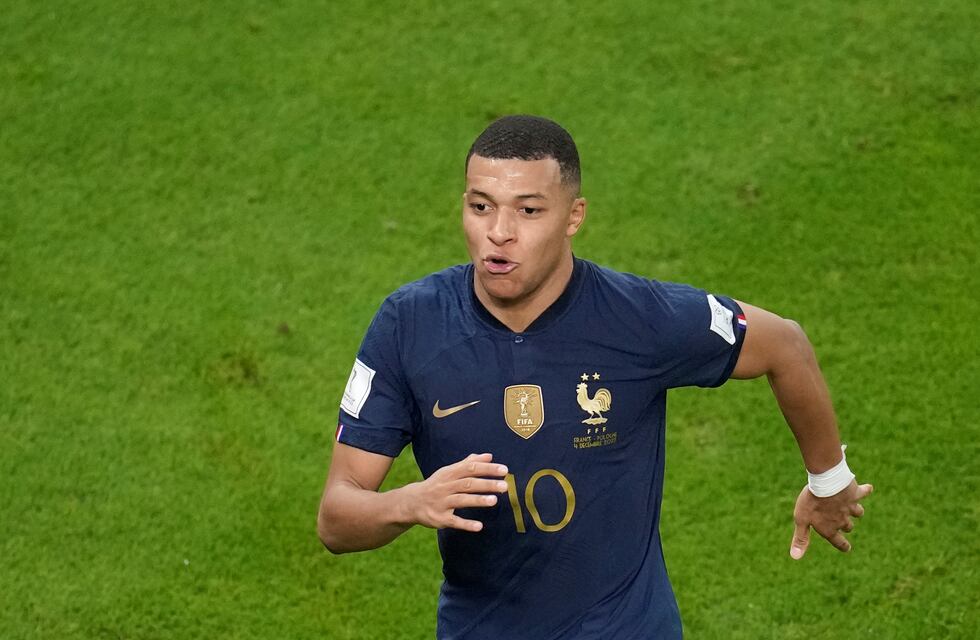 Mundial de Qatar 2022: Kylian Mbappé noqueó de un pelotazo a un hincha francés antes de la segunda semifinal