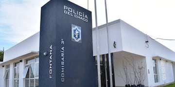 Efectivos de la Comisaría Tercera de Fontana buscan intensamente al presunto autor del crimen.