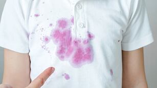 Ni lavandina ni jabón: el truco casero con dos ingredientes que elimina las manchas de frutas de la ropa blanca