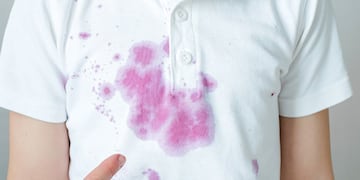 Ni lavandina ni jabón: el truco casero con dos ingredientes que elimina las manchas de frutas de la ropa blanca