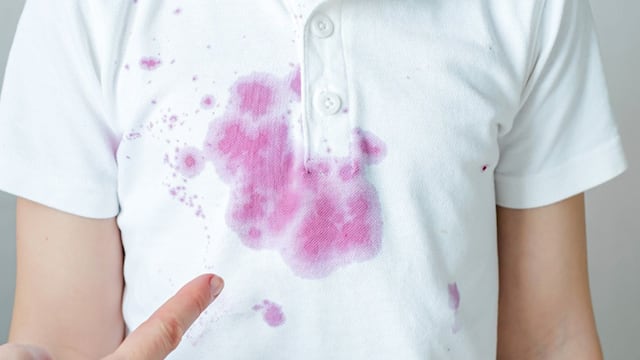 Ni lavandina ni jabón: el truco casero con dos ingredientes que elimina las manchas de frutas de la ropa blanca