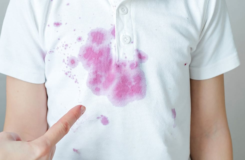 Ni lavandina ni jabón: el truco casero con dos ingredientes que elimina las manchas de frutas de la ropa blanca