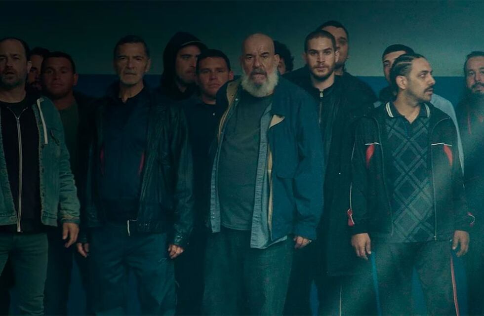 Es una serie argentina, tiene 8 capítulos y muestra el lado oscuro del fanatismo futbolero