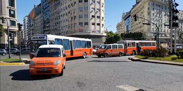 Micros escolares reclaman en el Obelisco porteño por las nuevas restricciones en el AMBA