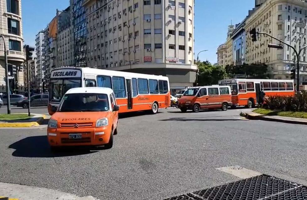 Micros escolares reclamaron en el Obelisco porteño por las nuevas restricciones en el AMBA