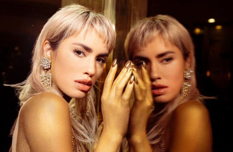 Lali Espósito compartió fotos íntimas y sorprendió con una una pose en ropa interior frente al espejo