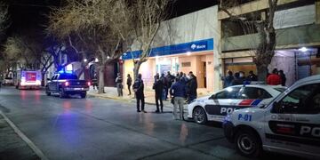 El operativo policial alrededor del Banco Macro tomó dimensiones cinematográficas