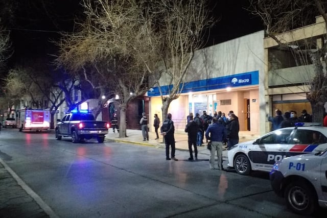 El operativo policial alrededor del Banco Macro tomó dimensiones cinematográficas