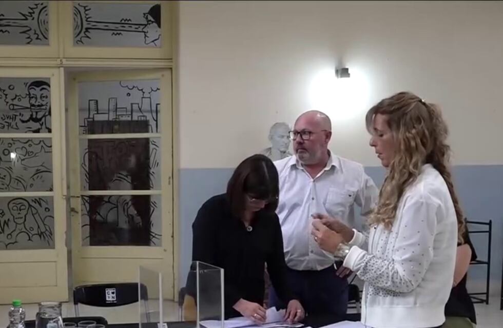 Hubo sorteo en dos secundarias y ahora más de un centenar de adolescentes deben buscar bancos en 4 establecimientos educativos