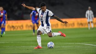 Preparen, apunten y fuego. Talleres abrió el marcador ante Tigre por Cristian Tarragona (Javier Ferreyra / La Voz).