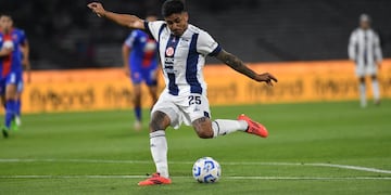 Preparen, apunten y fuego. Talleres abrió el marcador ante Tigre por Cristian Tarragona (Javier Ferreyra / La Voz).