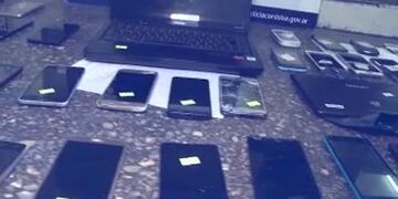 La Policía de Córdoba recuperó 60 dispositivos móviles.