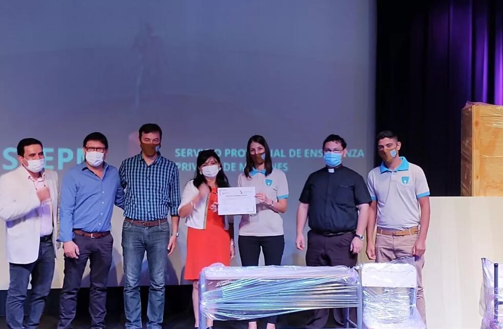 Puerto Esperanza: entrega de mobiliario al Instituto San Nicolás de Flüe