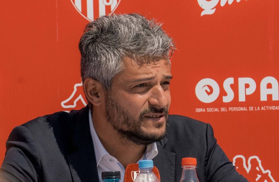 Unión anunció la salida de Gustavo Munúa y empezó a buscar nuevo entrenador