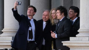 Estados Unidos: Santiago Caputo saca una selfie con Gerardo Werthein, Karina Milei, Javier Milei y Nicolás Posse a la salida de la Casa Blanca. (AP)