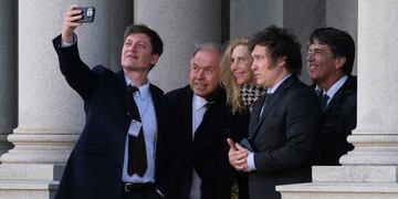 Estados Unidos: Santiago Caputo saca una selfie con Gerardo Werthein, Karina Milei, Javier Milei y Nicolás Posse a la salida de la Casa Blanca. (AP)