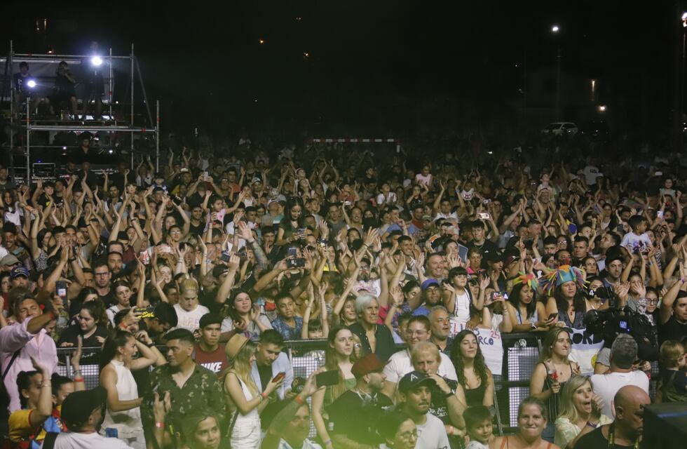 Carlos Paz inauguró la temporada con “Los Caligaris” en un show para toda la familia