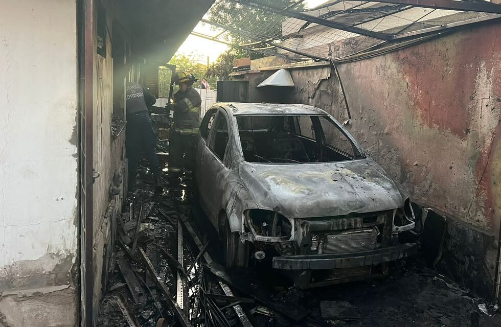 La Falda: se prendió fuego un auto en la cochera de una vivienda