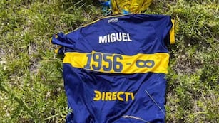Apareció la camiseta de Miguel Ángel Russo que Boca lanzó al cielo en la Bombonera: dónde fue hallada.