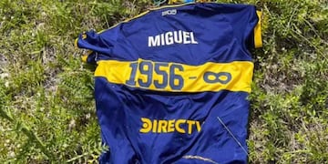 Apareció la camiseta de Miguel Ángel Russo que Boca lanzó al cielo en la Bombonera: dónde fue hallada.