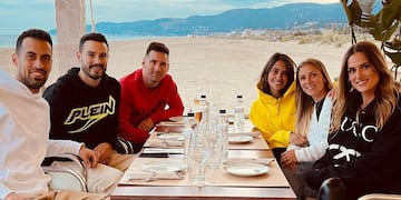 Antonela y Lionel estuvieron con amigos en Barcelona.