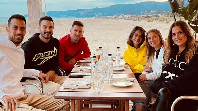 Antonela y Lionel estuvieron con amigos en Barcelona.