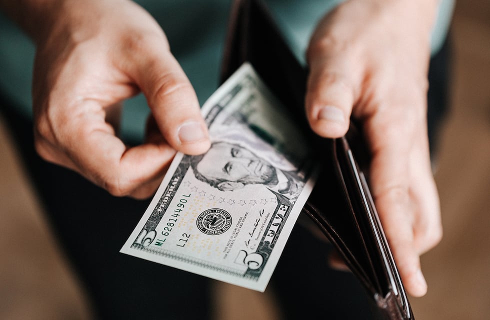El dólar blue alcanzó un nuevo récord y los bonos suben tras el mensaje de Alberto Fernández