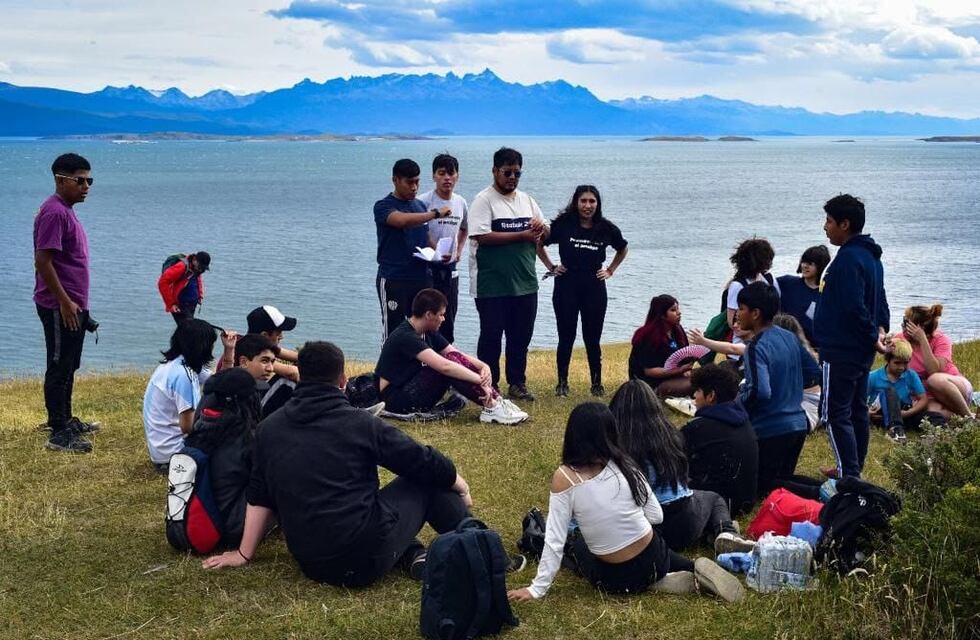 Jóvenes del “Activá el verano” realizaron caminata por la zona de montaña