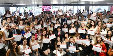 Se reconoció a los alumnos que culminaron el curso, articulado con universidades y organizaciones, con módulos sobre historia política, teoría, gestión y políticas públicas.