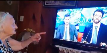 Abuela se emocionó al reconocer a su nieto en la televisión.