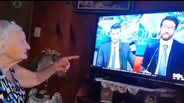 Abuela se emocionó al reconocer a su nieto en la televisión.