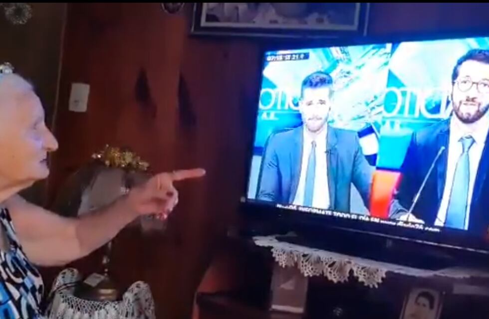 La emotiva reacción de una abuela al ver a su nieto en la televisión