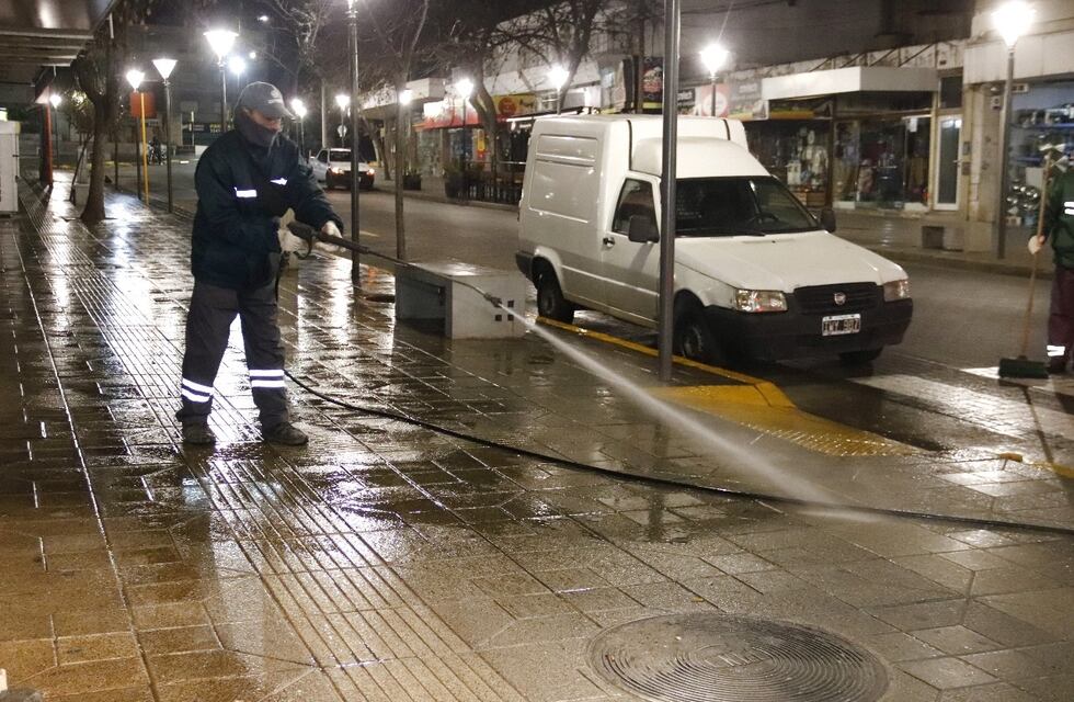Fines de semana largo: La Municipalidad implementa un nuevo sistema de limpieza con hidrolavado en las avenidas céntricas